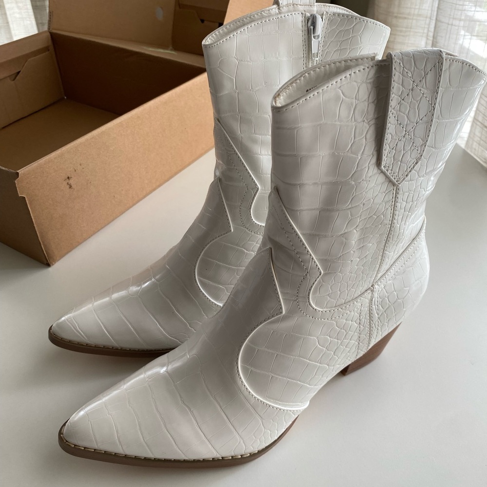 White Printed Pointed Booties